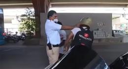 غضب في الهند.. شرطي مرور يصفع سائقا على وجهه وسط الشارع