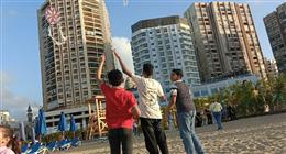«الفرحة أخفت الألم».. أطفال مرضى السرطان يطلقون طائرات الأمل على شواطئ الإسكندرية