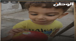 «مش عارف التفاح من البطيخ».. مشهد صادم لطفل فلسطيني بعد عامين من الحرب 
