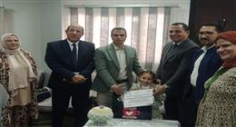 وكيل «تعليم كفر الشيخ» يكرّم طالبة عثرت على خاتم ذهب وأعادته لصاحبته