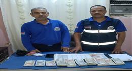 115 ألف جنيه وآيفون.. مسعف وسائق يسلمان متعلقات مصابين للشرطة بقنا