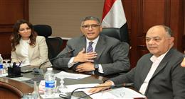 محافظ الجيزة يبحث شكاوى عدد من المواطنين في الأحياء والمراكز