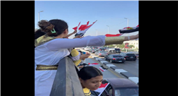 بالأعلام والملابس الفرعونية.. شباب على أوتوبيسات مكشوفة يروجون للمتحف المصري الكبير