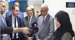 السفير الفرنسي بالقاهرة يزور مصابي غزة في العريش ويشيد بشجاعة سيدة فلسطينية