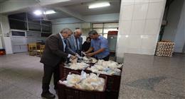 رئيس جامعة كفر الشيخ يتفقد مطعم المدن الجامعية ويشارك الطلاب وجبة الغداء