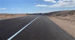 مصرع شخصين وإصابة آخر في انقلاب سيارة على طريق رأس غارب