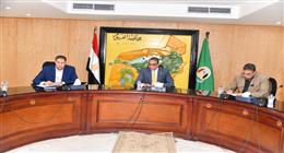 محافظ الفيوم يتابع معدلات تنفيذ مشروعات حياة كريمة في القرى
