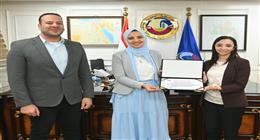 محافظ البحيرة تُكرم مديرة وحدة طب الأسرة بقرية المجد بالرحمانية