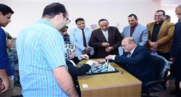 رئيس جامعة سوهاج يشارك ذوي الهمم الألعاب الترويحية ضمن مبادرة تمكين