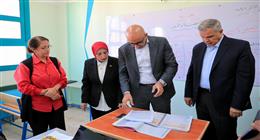 وزير التعليم يطلع على كراسات الطلاب في زيارة بمدارس الإسكندرية 