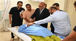 رئيس جامعة سوهاج يزور الطلاب المصابين في حادث سير بمستشفي الطوارئ الجامعي 