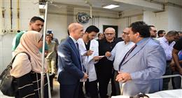 رئيس جامعة بني سويف يطمئن على الطلاب المصابين في حادث تصادم
