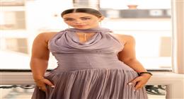 يارا السكري تتألق بإطلالة أنيقة بأسبوع الموضة في باريس (صور)