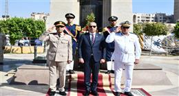 محافظ الفيوم يضع إكليلاً من الزهور على النصب التذكاري للشهداء بمناسبة نصر أكتوبر