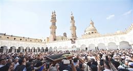 الآلاف يشيّعون جثمان أحمد عمر هاشم إلى مثواه الأخير بـ«الشرقية»