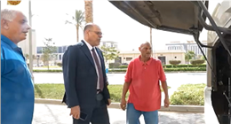 بعد توقف سنوات.. وزير العمل يعيد السيارات «المركونة» في الجراجات إلى الخدمة (فيديو) 