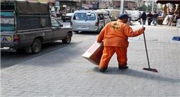 «رمى الزبالة على رأس عامل النظافة».. تحرك قانوني ضد مواطن في المنوفية