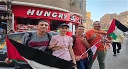 بالأعلام والحلوى.. شباب أسيوط يحتفلون بنجاح مصر في وقف حرب غزة