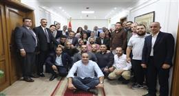محافظ الجيزة يلتقط صورة تذكارية مع الفريق المشارك في تجهيزات افتتاح المتحف المصري 