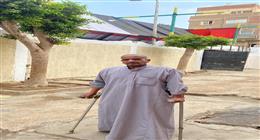 العكاز والإصرار سنده.. «عبد الرحيم» مسن يشارك في انتخابات «النواب» رغم إعاقته