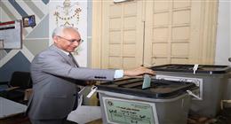 رئيس جامعة المنيا يدلي بصوته في انتخابات مجلس النواب