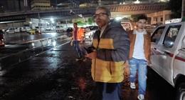 رئيس الصرف الصحي بالإسكندرية يتابع ميدانيا جهود التعامل مع مياه الأمطار (صور)