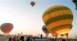 توقف رحلات البالون الطائر في الأقصر بسبب الرياح وسوء الطقس