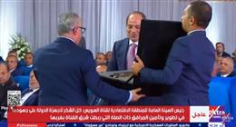 رئيس «منطقة السويس الاقتصادية» يهدي الرئيس السيسي مجسم سفينة فرعونية