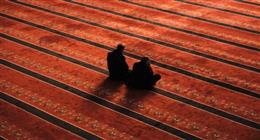 هل الكلام في المسجد بغير ذكر الله حرام؟.. «الإفتاء» توضح
