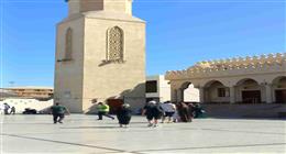 رواج سياحي في الغردقة.. وساحة مسجد الميناء تستقبل مئات الأوروبيين يوميا (صور) 