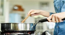 خطأ شائع عند تسخين الأكل.. يغير طعمه ويضر صحتك