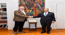 وزير الخارجية يلتقي عضو البرلمان الألماني لبحث تعزيز العلاقات بين البلدين