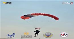 انطلاق المهرجان الدولي للباراموتور والقفز بالمظلات في منطقة أهرامات الجيزة