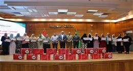 محافظ القليوبية يهدي ماكينات خياطة لـ15 متدربة من أوائل خريجات دورات مديرية العمل