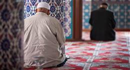 هل التبسّم في الصلاة يبطلها؟.. أستاذ الشريعة يوضح الحكم الشرعي 