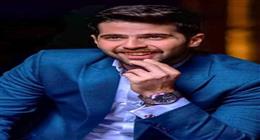 طارق الإبياري ووئام مجدي يرتديان بادج للمصوّر الراحل ماجد هلال في ختام مهرجان القاهرة