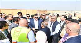 وزير الإسكان ومحافظ الفيوم يتفقدان مجمع محطات مياه الشرب بالعزب الجديدة
