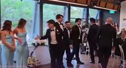 حفل زفاف على نشيد دوري أبطال أوروبا.. ملعب كرة (فيديو)