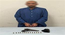 عاد بزيّ الجريمة.. المتهم بقتل صديقه مهندس الإسكندرية يهذي داخل القاعة: أنا أعقل واحد هنا