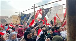 بالأعلام.. سيدات شبين القناطر أمام اللجان في الساعات الأولى من انتخابات «النواب»
