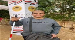 «إسلام» قهر الظلام.. كفيف يسير 2 كيلومتر ليكون أول الناخبين في السويس