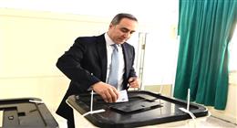 أمين عام «النواب» يدلي بصوته في الانتخابات ويشيد بتيسير التصويت للناخبين