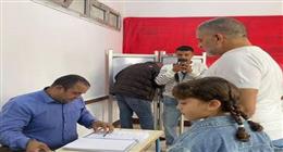 الفنان مجدي بدر يصطحب ابنته خلال التصويت في انتخابات النواب بالتجمع الخامس (صور)