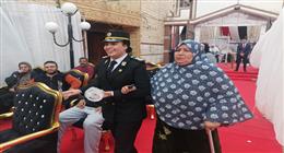 الشرطة النسائية تساعد كبار السن في أول أيام انتخابات النواب بالدقهلية