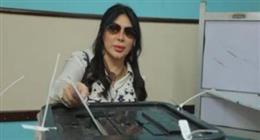 غادة إبراهيم تًدلي بصوتها في انتخابات مجلس النواب بمصر الجديدة (صور)