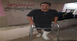 «سامي» ينتخب بالمشاية.. تحدى كسر قدمه ليدلي بصوته في الانتخابات