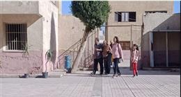 أم تصطحب طفلتيها لحضور انتخابات مجلس النواب: بعملهم واجب المشاركة 