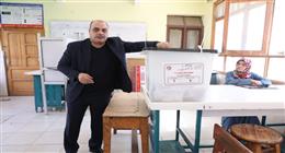 محمد الباز يدلي بصوته في انتخابات «النواب» بالمنيل: اختاروا من يمثلكم