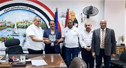 تكريم مدير مدرسة ثانوية بأسوان بعد نجاح الطلاب بنسبة 100% في البكالوريا 
