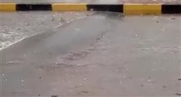 سقوط أمطار خفيفة على بعض المناطق بالبحر الأحمر.. والمحافظ يرفع الطوارئ 